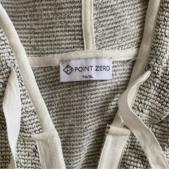 Point Zero sweater with hood - Picture 2 of 3